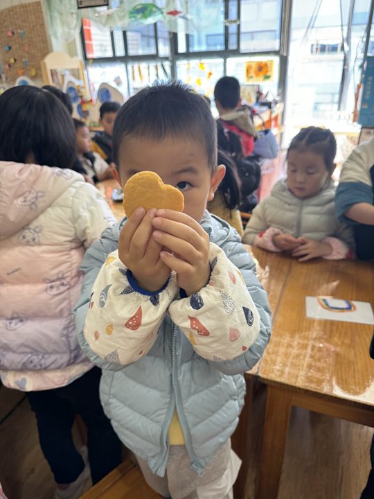 瞧，我的饼缺了个口。