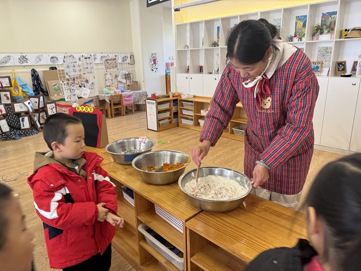 阿姨帮我们揉好面粉，我们就开始制作啦！