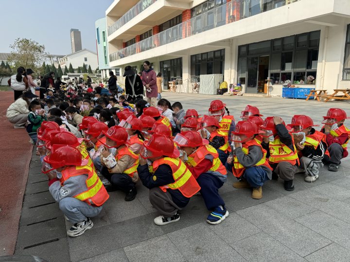 老师给我们讲了一些关于消防安全的小知识。