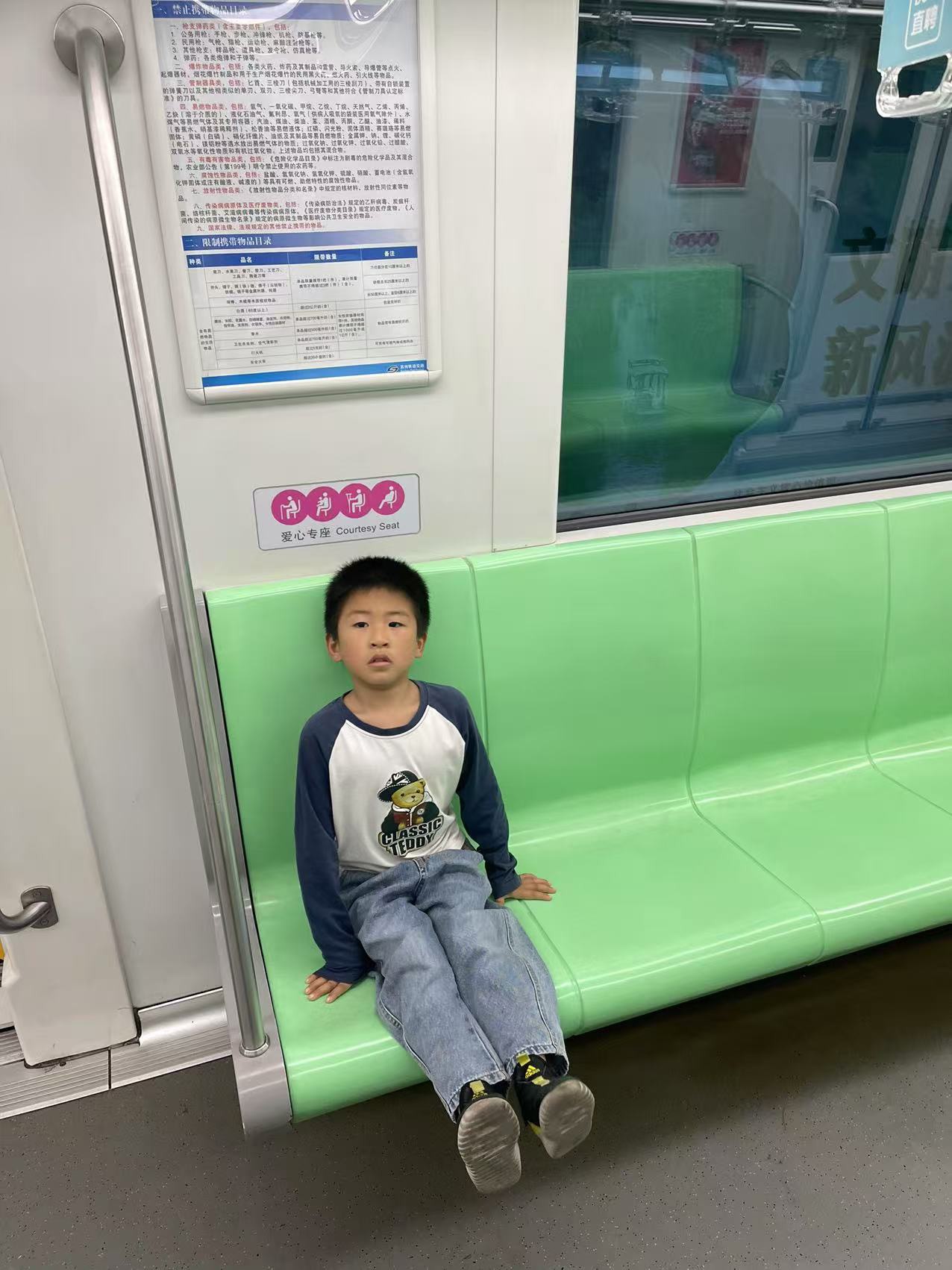 ：坐地铁的时候不能随意走动哦！
