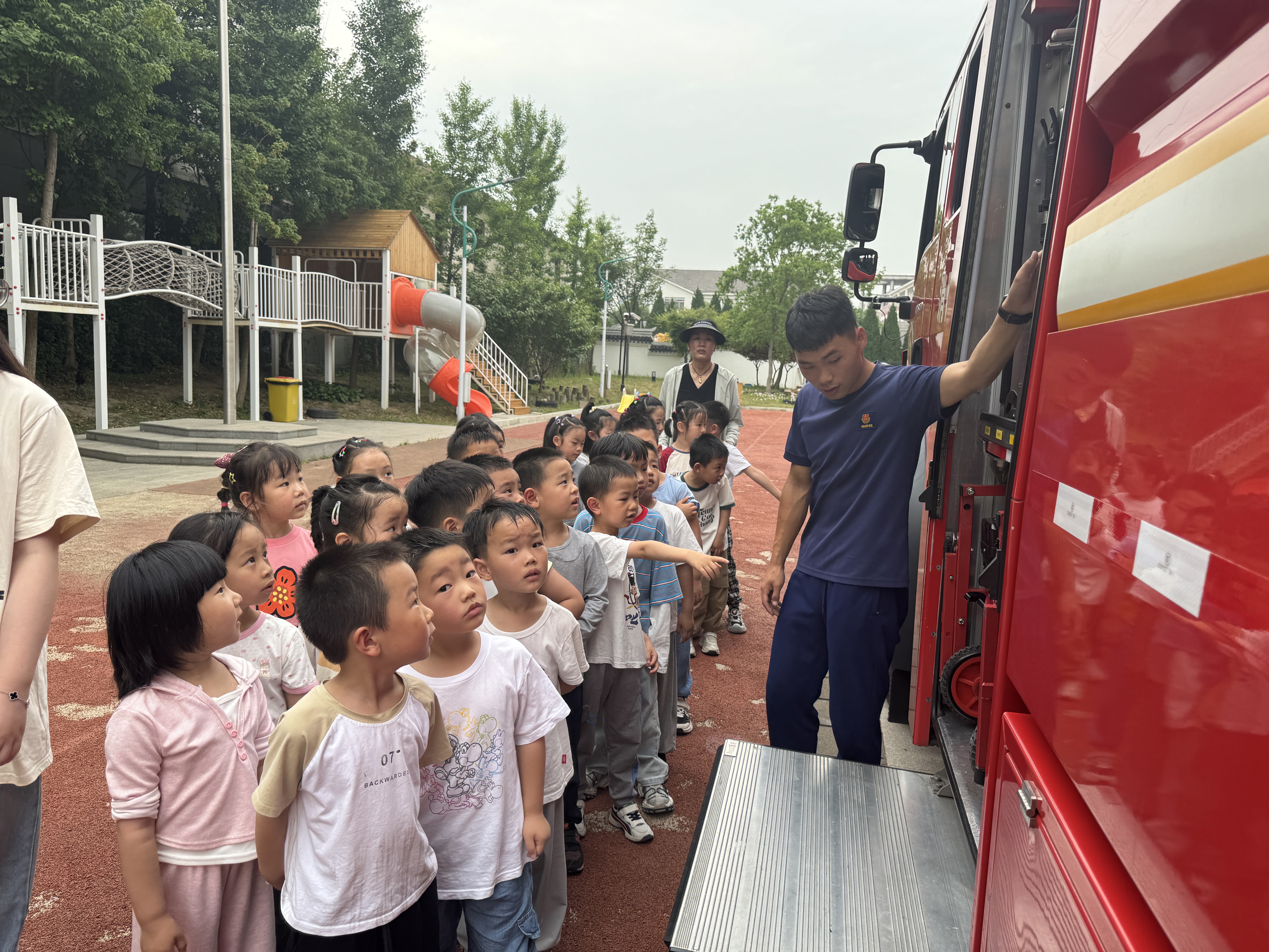 参观消防车
