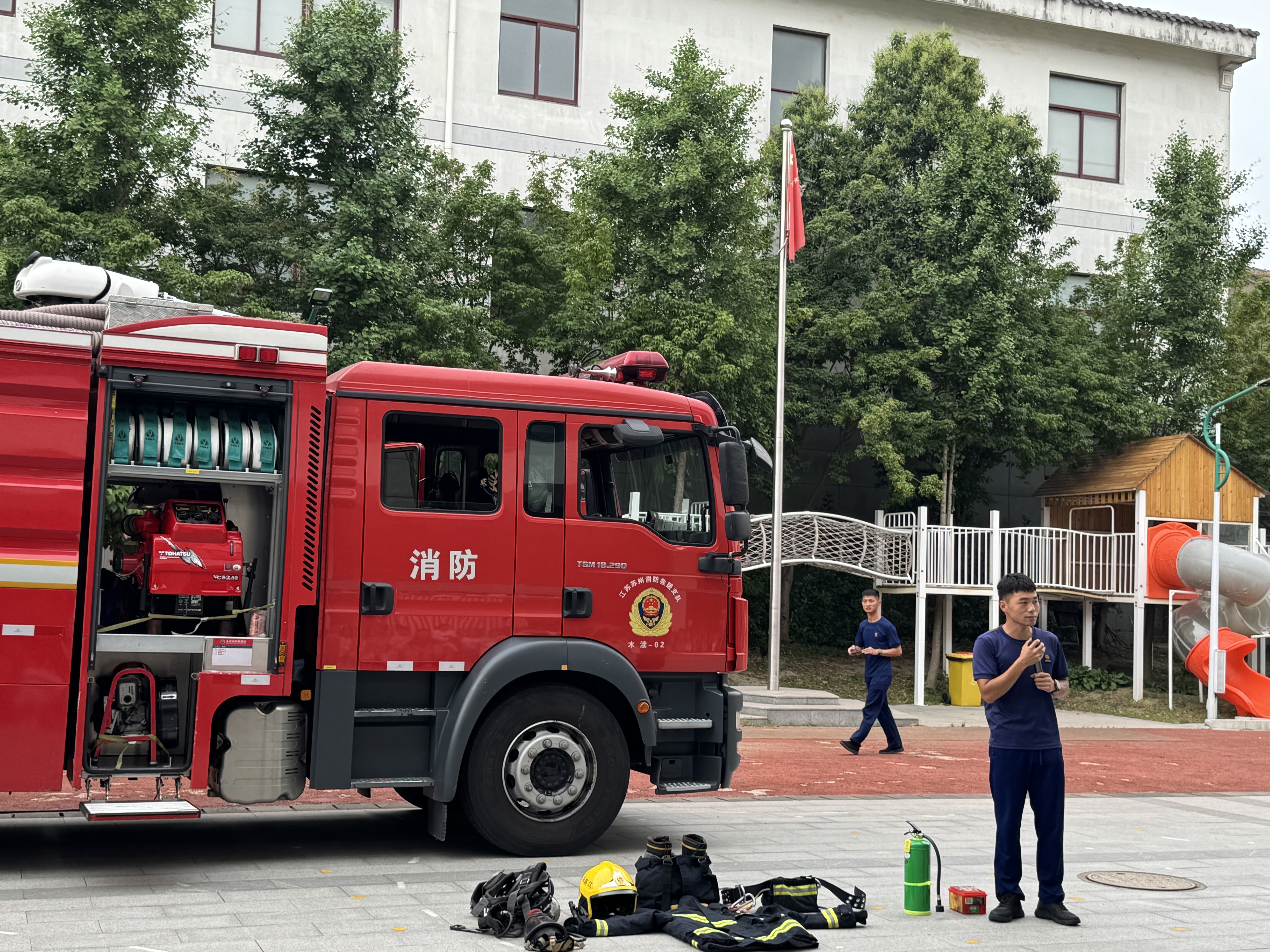 消防员叔叔介绍消防器械