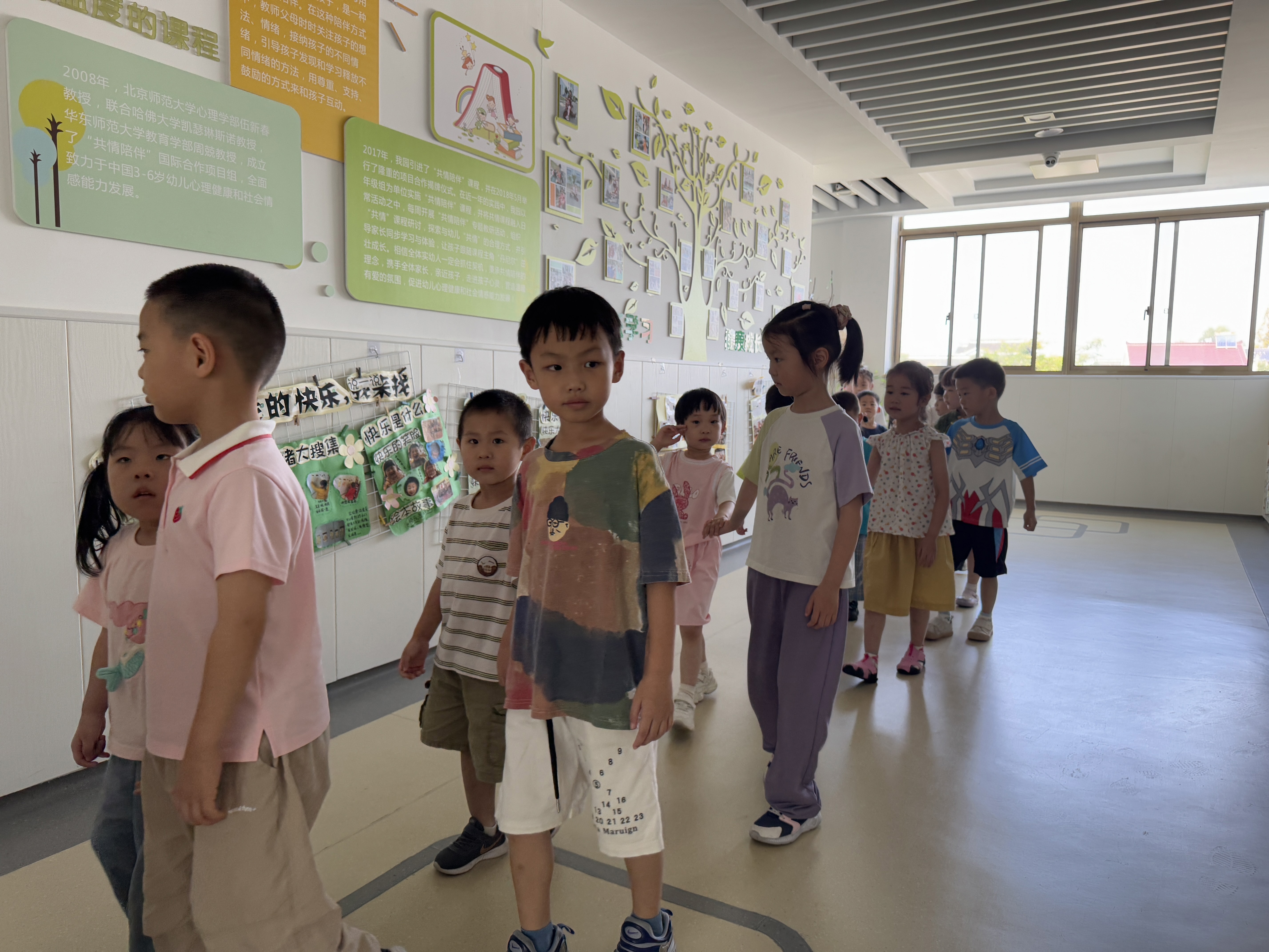 跟着哥哥姐姐去散步