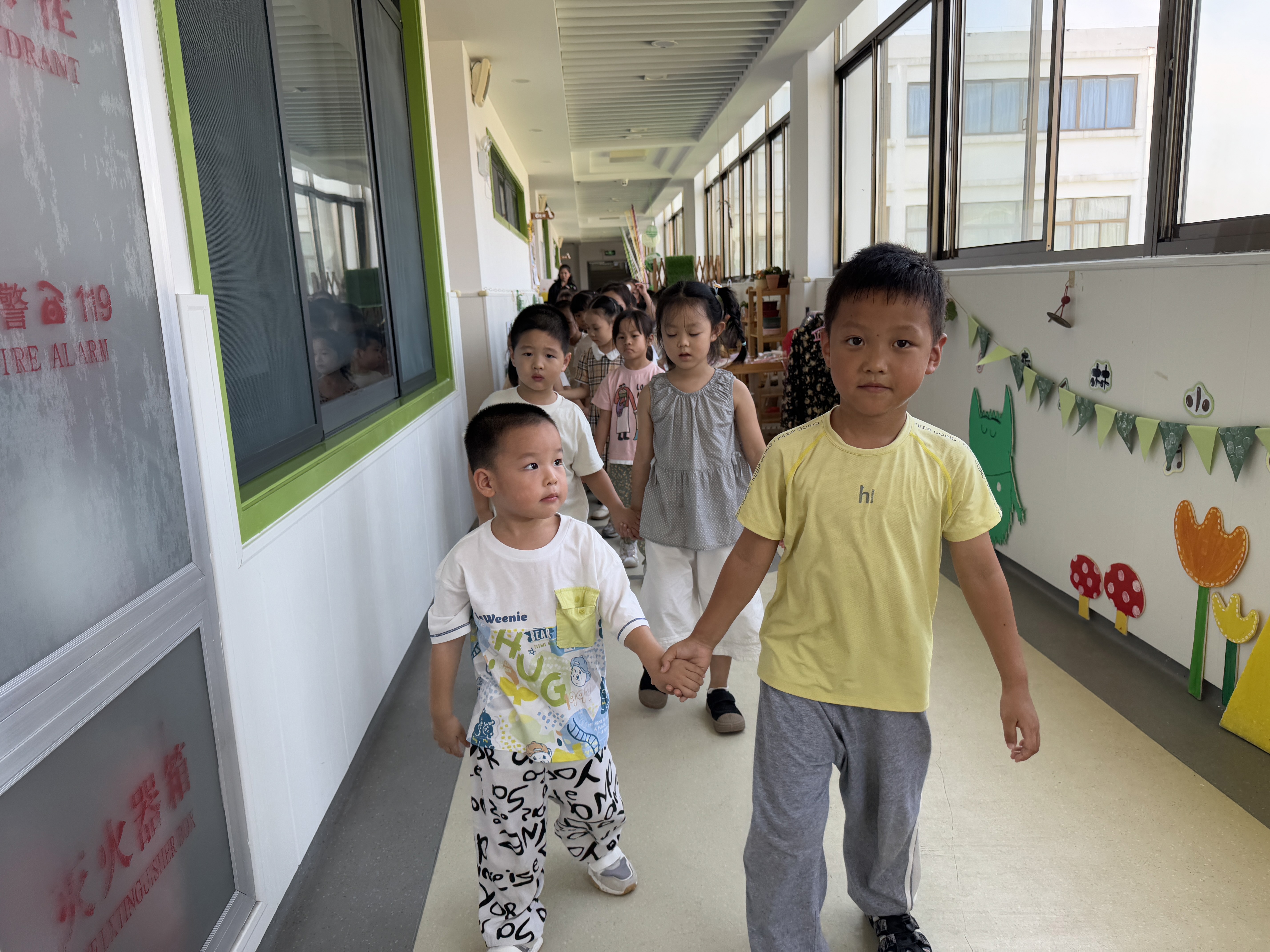 带弟弟妹妹散步